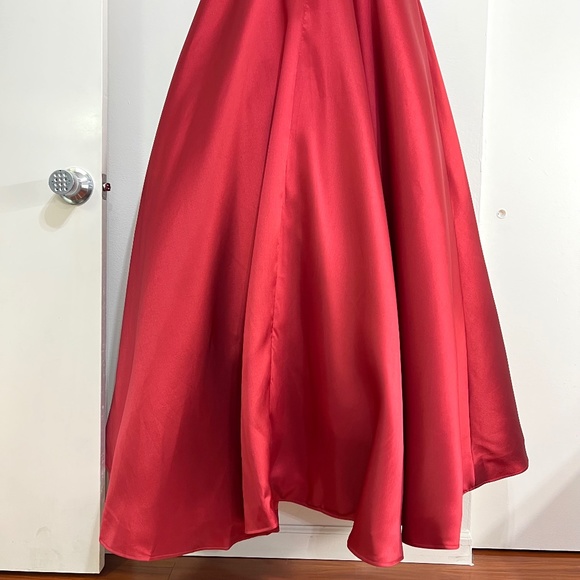 Mac Duggal Ieena 55010 Plunging V-Neck V-Back Gown - Picture 9 of 12